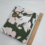 Weiss-grüner Single-Jersey mit Blumenmuster