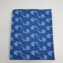 Blauer Single-Jersey mit hellblauen Haifischen