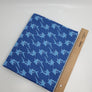 Blauer Single-Jersey mit hellblauen Haifischen