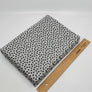 Graumelierter Interlock mit schwarzen Punkten