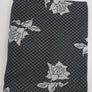 Hellgraumelierter Interlock mit schwarzen Blumen