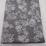 Grau / weisser Single-Jersey mit Blumenmuster