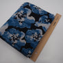 Hellgraumelierter Single-Jersey mit blauen Blumen