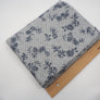 Hellgraumelierter Interlock mit blauen Blumen