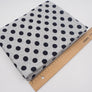 Graumelierter Interlock mit grossen blauen Punkten
