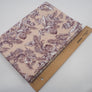 Lachsfarbener Single-Jersey mit Weinroten Blumen